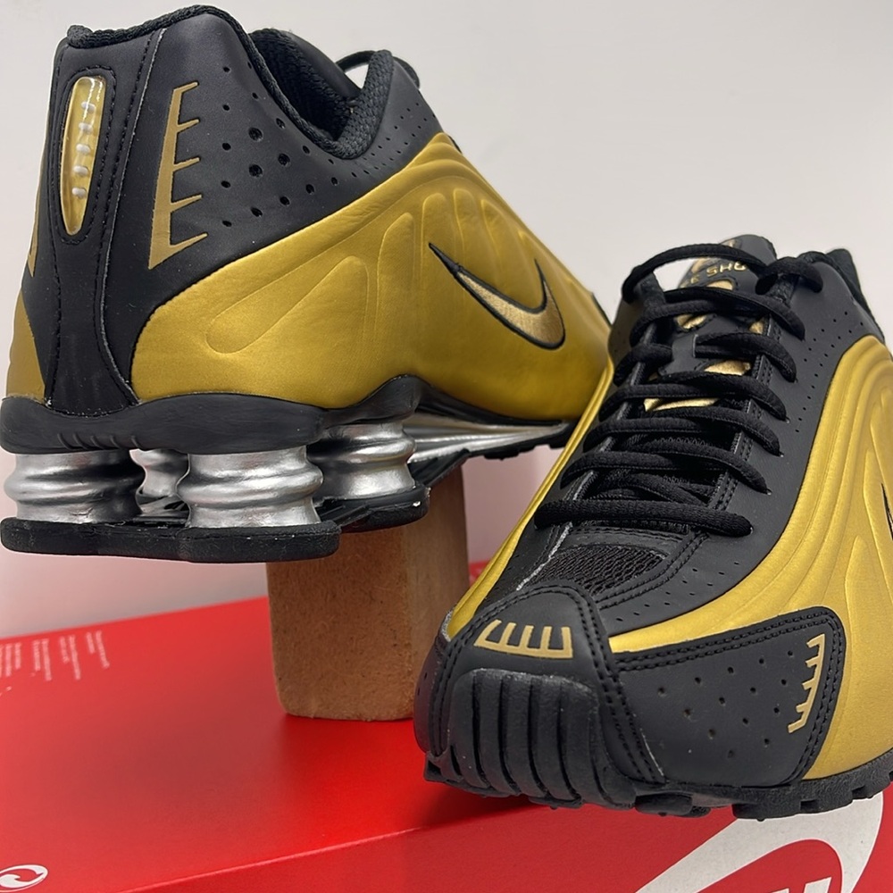Nike WMNS Shox R4
Sneakers 
Black/Metallic Silver/Metallic
Gold
Style AR3565-005 - Picture 7 of 16